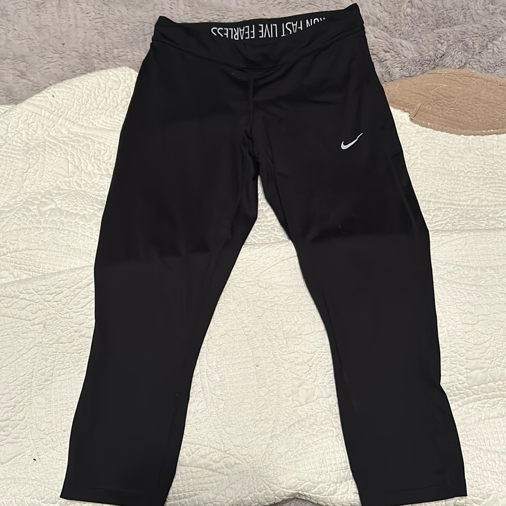 Women’s Nike crop leggings.